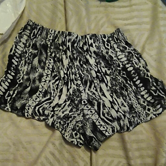 Light patterned shorts - Picture 2 of 2